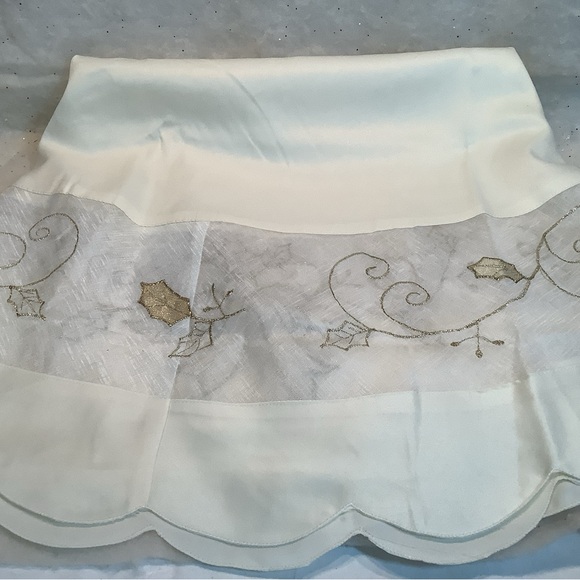 Christmas Tablecloth Metallic Gold Cutwork Scalloped Edge 66” Round Sam Hedaya - Picture 3 of 4